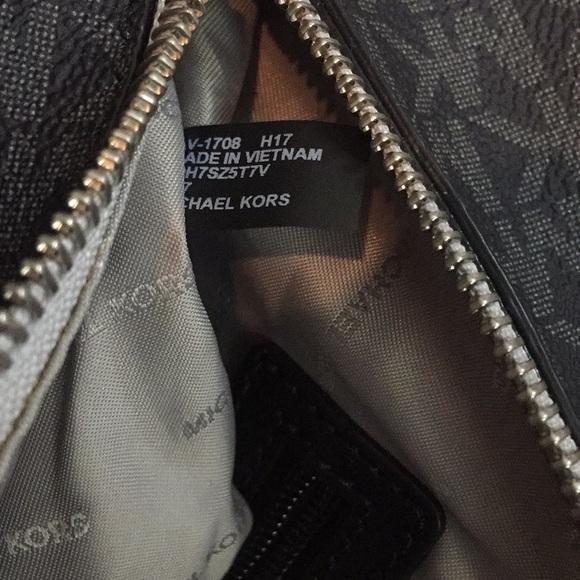 Michael Kors Mercer Gallery Snap Large Black Leather Tote - Picture 12 of 17